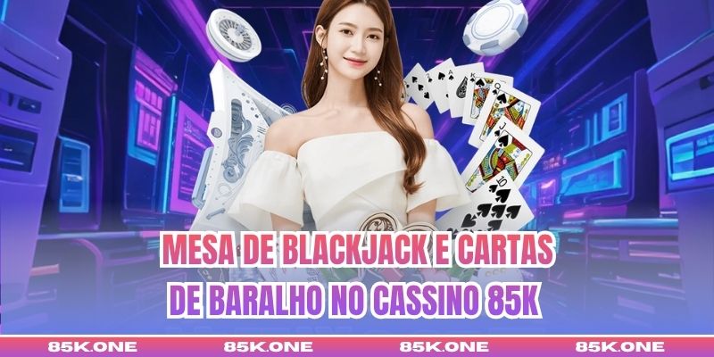 Mesa de Blackjack e cartas de baralho no Cassino 85K 